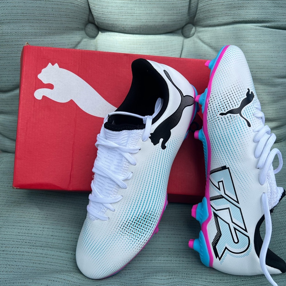 NWT Puma Future 7 Play FG / AG Poison Pink White and Black Cleats